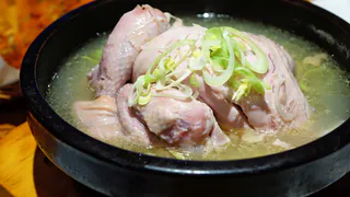 Лёгкий, но невероятно насыщенный: суп с курицей, сельдереем и куркумой. Густой, без бульона, но зато с мясом!