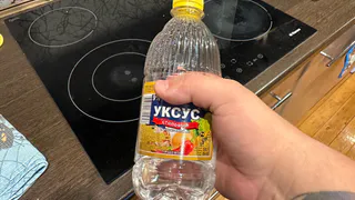 Опытные хозяйки протирают сковородки уксусом перед готовкой: вот для чего это они делают