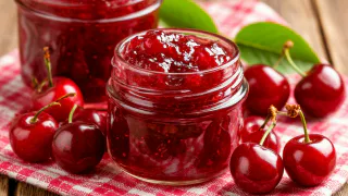 Как приготовить ароматное и густое вишневое варенье с целыми ягодами: 3 главные хитрости