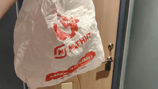 Натягиваю на швабру пакет из «Магнита» и радуюсь своей смекалке: гениальный лайфхак для чистоплотных хозяек