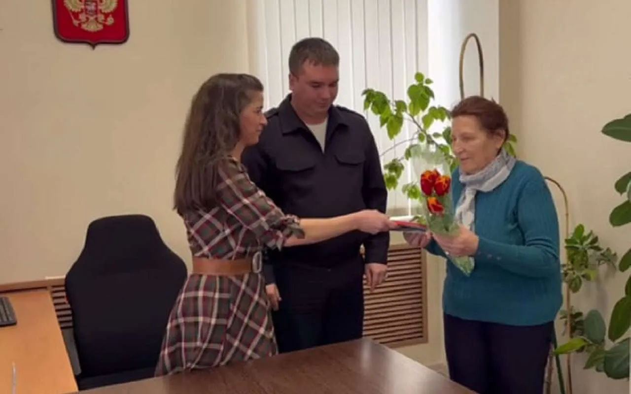 В Лискинском районе 85-летней гражданке оформили бессрочный вид на жительство к 8 Марта