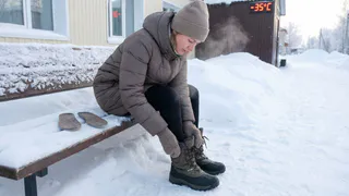 2 кусочка на стельку в зимние ботинки - ногам тепло даже в -35°C: дешёвый лайфхак для мерзляков