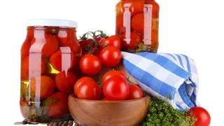 Вкуснейшие маринованные помидоры на зиму: всего 15 минут — и вы получаете идеальную пикантную закуску