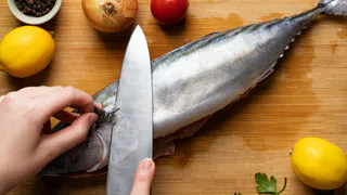 Любую рыбу чищу руками, без ножа и кипятка: кухня всегда в чистоте - рабочий метод из Испании