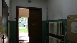 Обломки крыши подъезда едва не травмировали ребенка в Воронеже