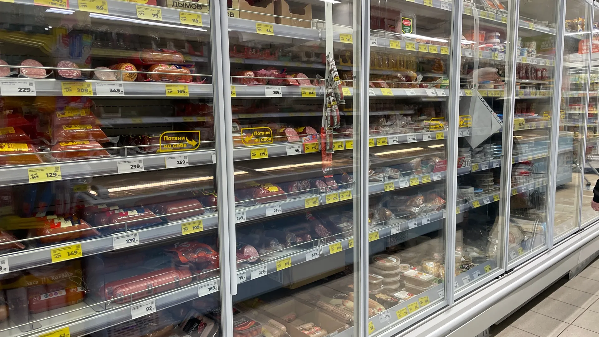 Подруга-продавец рассказала - для чего люди берут в «Светофоре» по 10-20 палок колбасы и по 20 кг сосисок