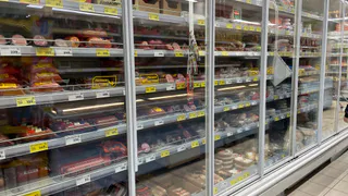 Подруга-продавец рассказала - для чего люди берут в «Светофоре» по 10-20 палок колбасы и по 20 кг сосисок