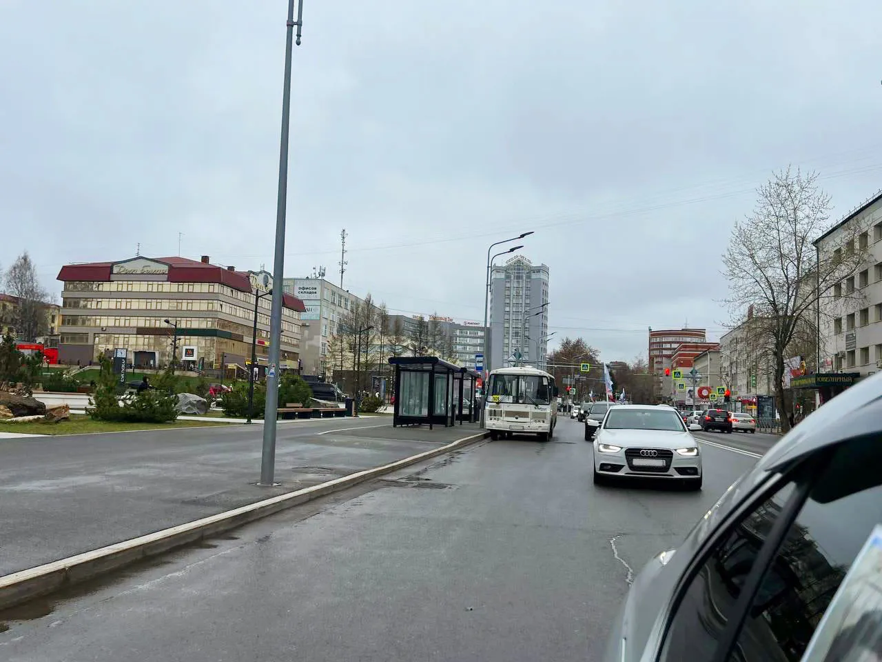 Кто должен уступить на У-образном перекрестке, если отсутствуют знаки приоритета