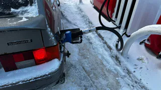 Почему водители перестали глушить мотор на заправке и какой штраф за это грозит