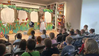Кукольная премьера "Алисы в стране чудес" покорила юных зрителей в Лискинской районной детской библиотеке