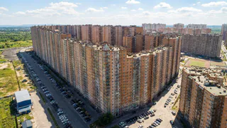 35 подъездов, 3708 квартир и парковка вместо детской площадки. Добро пожаловать в бетонный «Человейник» России