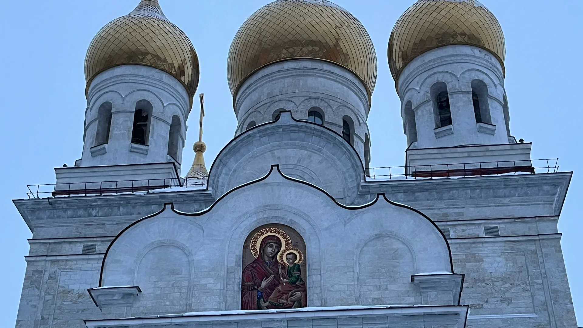 Жители Воронежской области продолжают идти к частице покрова Пресвятой Богородицы в Благовещенском соборе