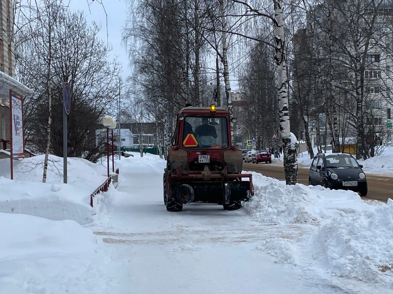 Из-за плохой уборки снега во дворах управляющей компании выдано представление прокуратуры