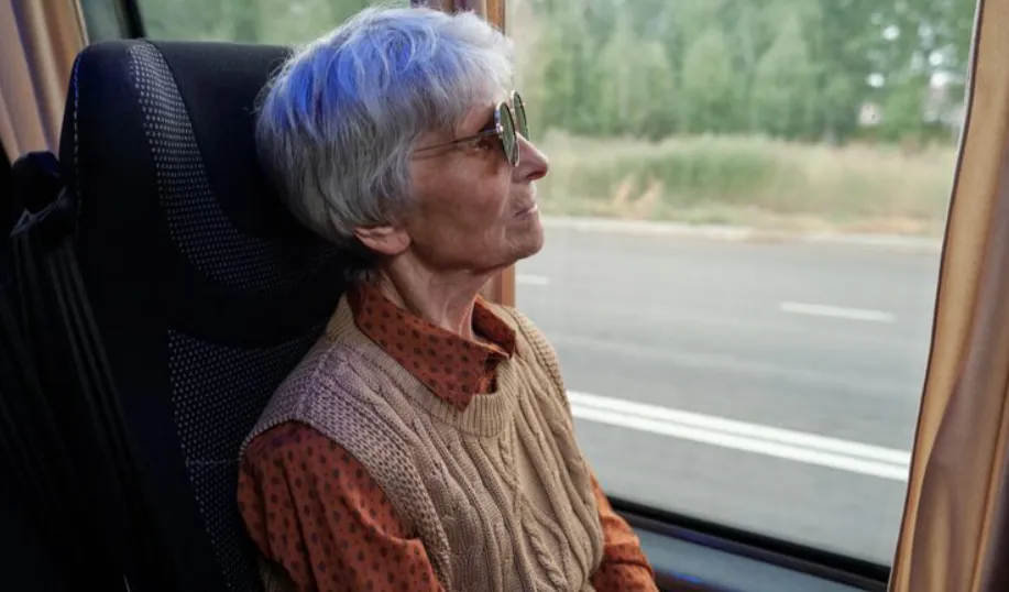 "А ну марш на свое место!" Неприятная история в купе с 90-летней бабулей, коротая держала в страхе весь вагон