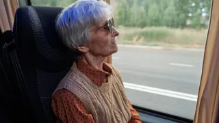 "А ну марш на свое место!" Неприятная история в купе с 90-летней бабулей, коротая держала в страхе весь вагон