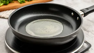 На моей кухне вся посуда блестит как новая: как мыть жирные сковородки без химии – ресторанный лайфхак