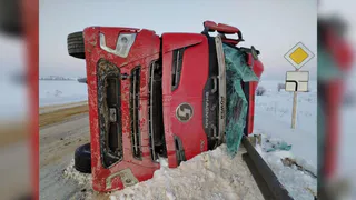 В Воронежской области перевернулся грузовик и заблокировал водителя 