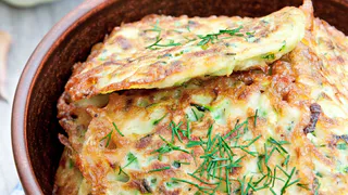 Улетают как семечки, ну очень вкусные лепешки из кабачков. Готовлю в сезон чуть ли ни каждый день, рецепт изумительный