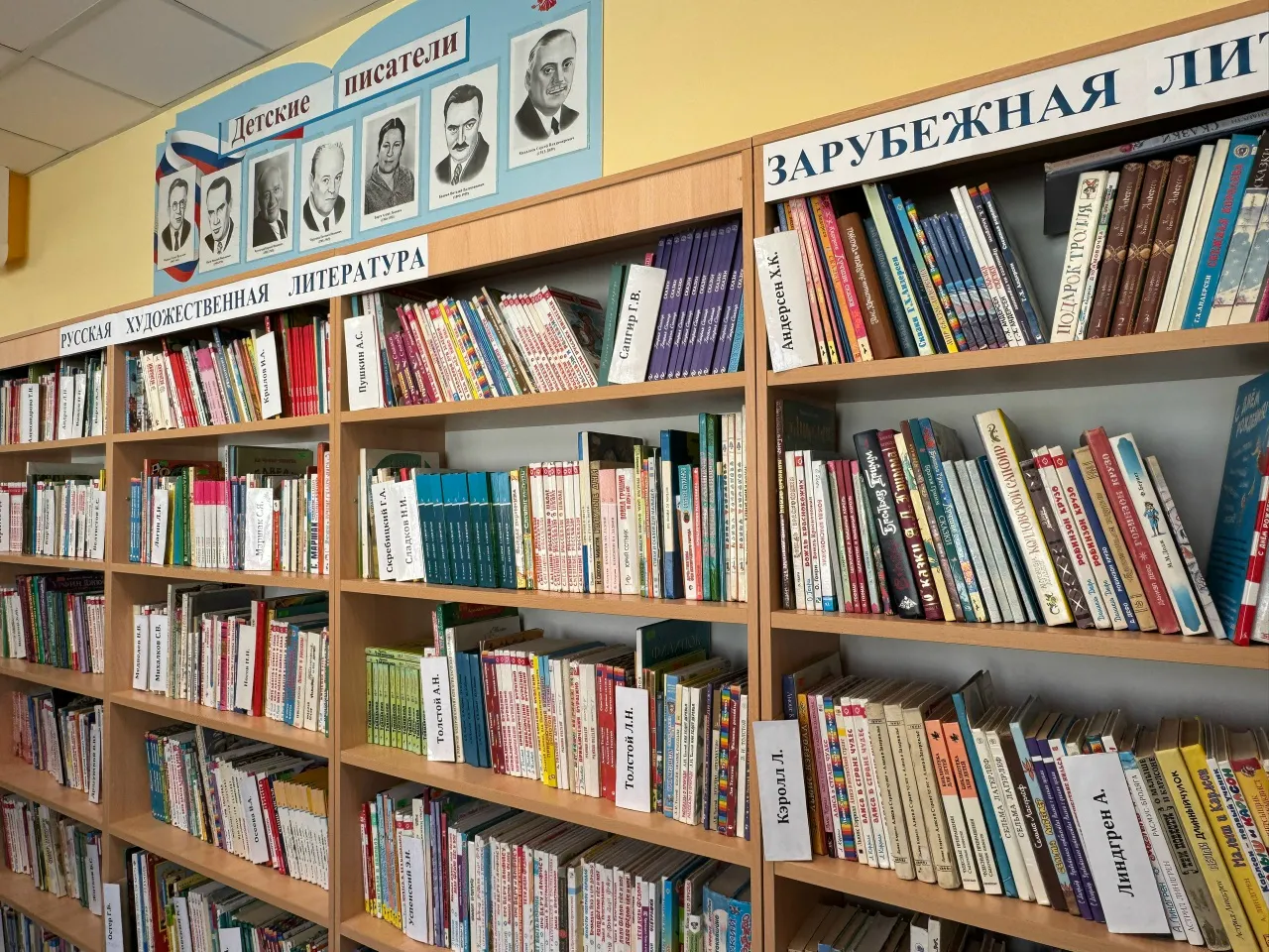 В Лисках школьники расписали деревянные домики в детской библиотеке