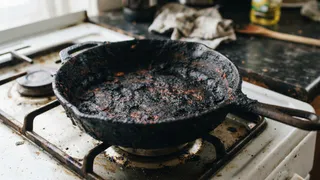 Кладу сковороду в пакет — и нагар отходит кусками: посуда сверкает как новая — любуюсь отражением