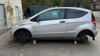 В Воронежской области двое мужчин сняли колёса с "Мерседеса" студентки ради спиртного