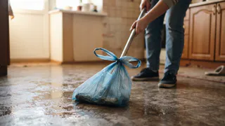 Надеваю пакет на швабру и прыгаю от счастья по квартире: полезный лайфхак для хитрых хозяек