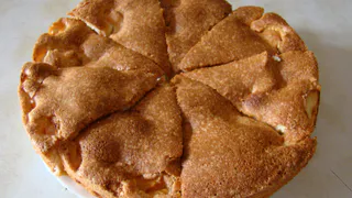 Ароматная шарлотка с яблоками и творогом — идеальный пирог, который сразу тает во рту