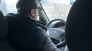 Можно на коленях или со своим автокреслом: в МВД пояснили, как правильно перевозить детей в такси