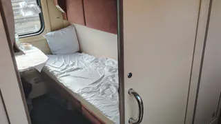 Соседка по плацкарту легла на мою полку, пока я была в туалете, и наотрез отказалась уходить