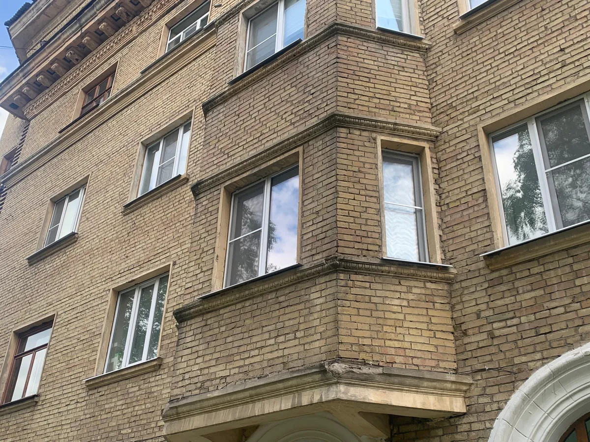 В Воронежской области экстремал устроил скандал и залез на балконы дома
