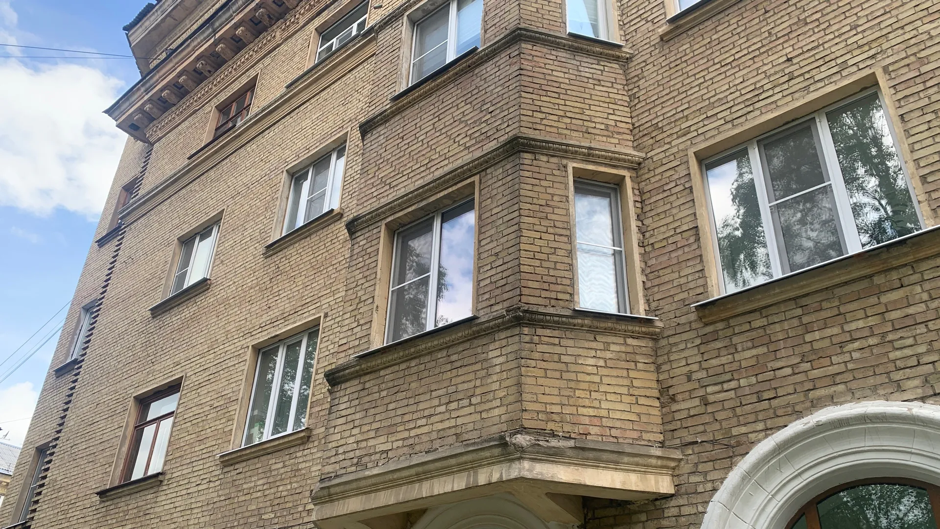 В Воронежской области экстремал устроил скандал и залез на балконы дома