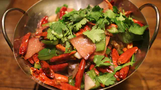 Вкусный и оригинальный салат из куриной грудки. Подходит для любого праздника!