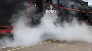 В Лисках возле отделения ЮВЖД установили макет легендарного паровоза ФД