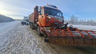 Под Воронежем снегоуборщик столкнулся с "Газелью"