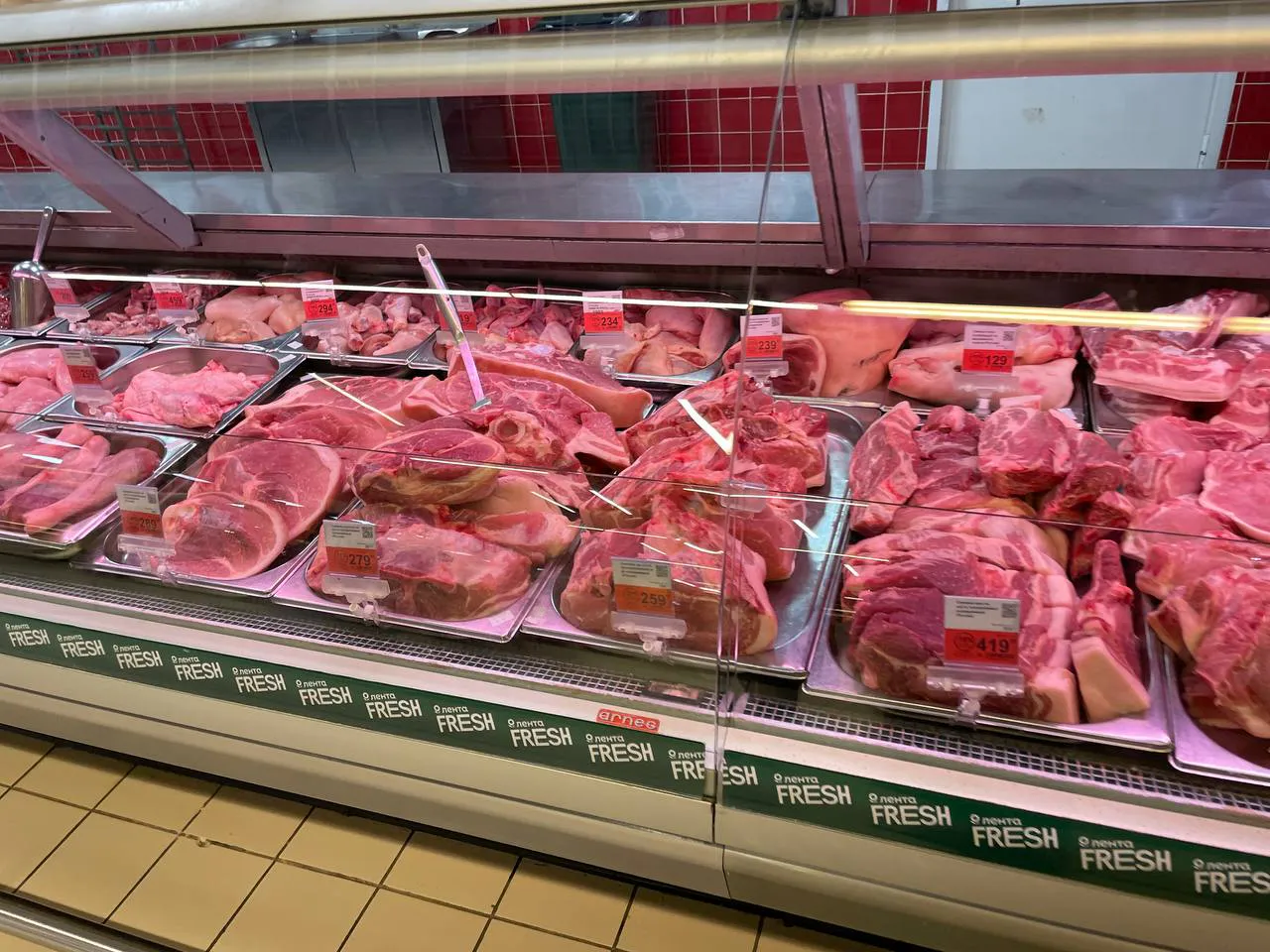 Спросил у продавца на рынке, почему мясо без цены почти на всех прилавках: рассказываю, что узнал