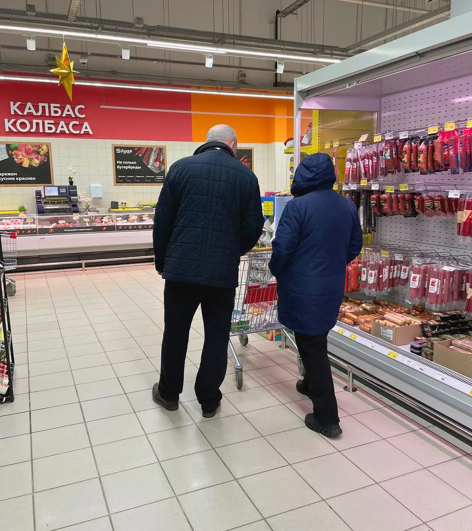Пока гулял по магазину, увидел: что первым делом хватают другие покупатели в Светофоре — 10 тележек из магазина