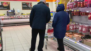 Пока гулял по магазину, увидел: что первым делом хватают другие покупатели в Светофоре — 10 тележек из магазина