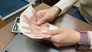 Кому ждать две зарплаты в декабре, а кто будет ужиматься до конца праздников: полный график выплат на работе