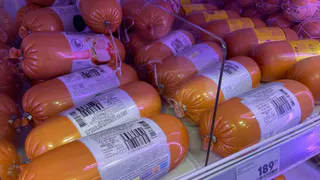 Подруга-продавец рассказала, зачем люди покупают в «Светофоре» по 10-20 палок колбасы и по 20 кг сосисок