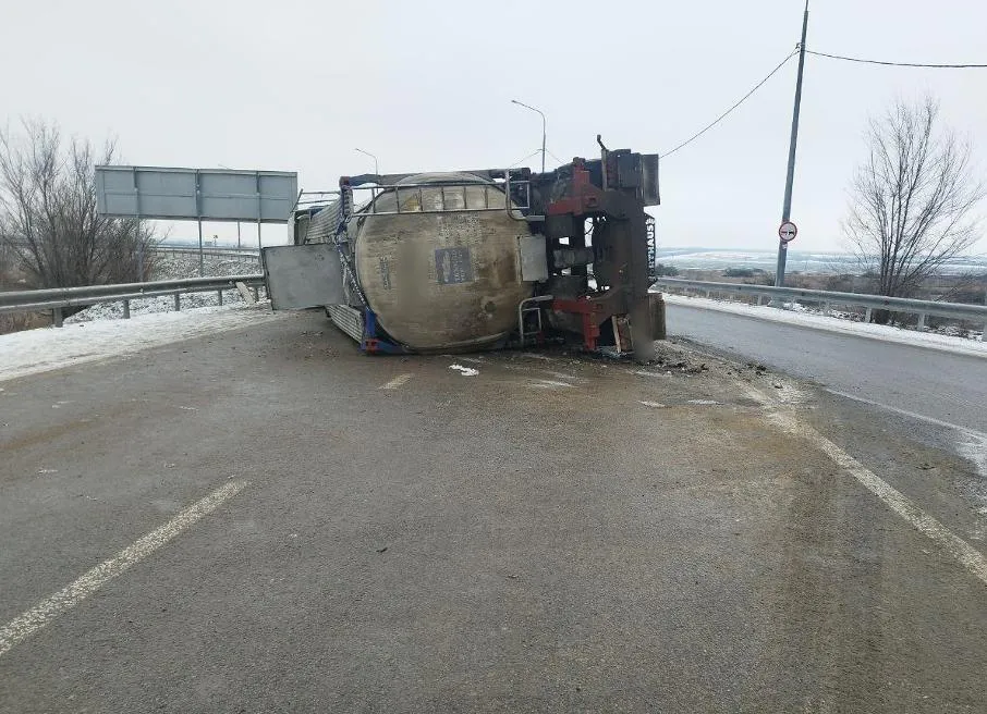 Фура перевернулась на федеральной трассе в Воронежской области