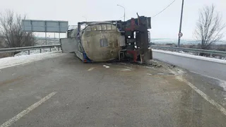Фура перевернулась на федеральной трассе в Воронежской области