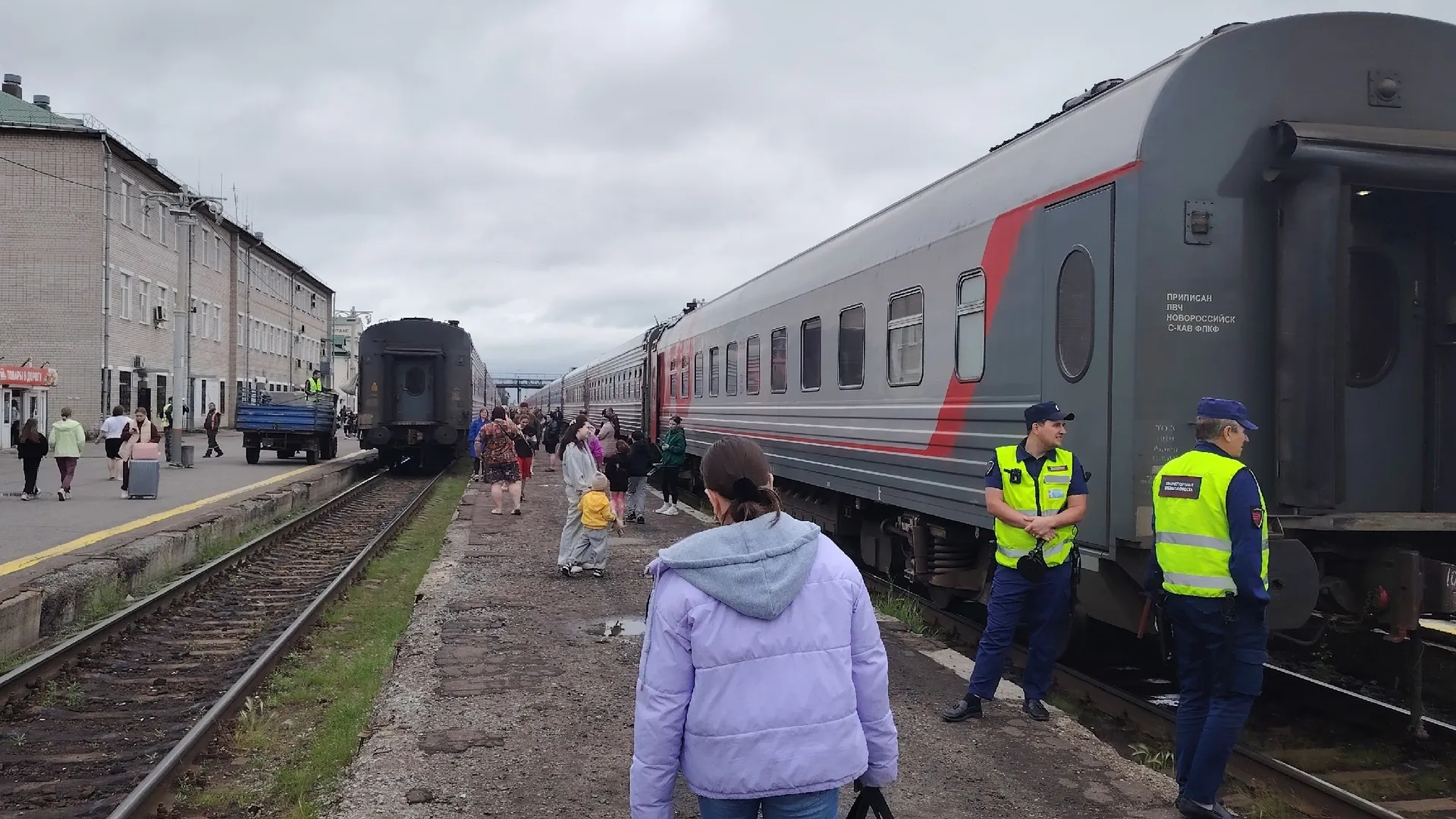 Что делать, если сосед просит отдать нижнюю полку в поезде - ответ проводника