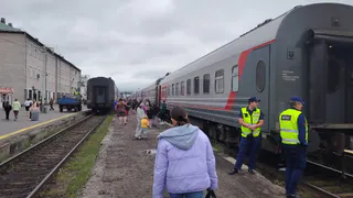 Что делать, если сосед просит отдать нижнюю полку в поезде - ответ проводника