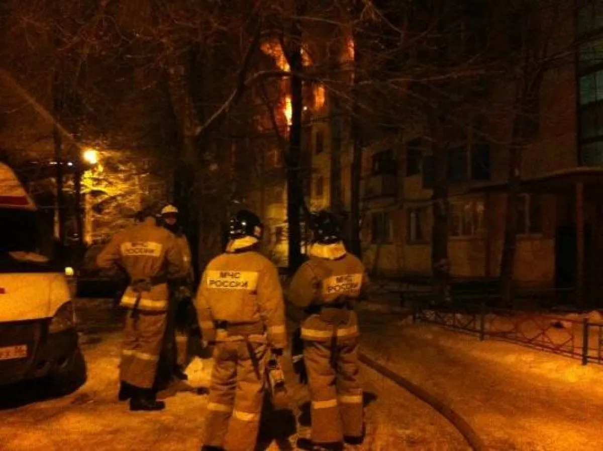 В Воронежской области ночной пожар в многоэтажке привёл к гибели мужчины и травмам у детей