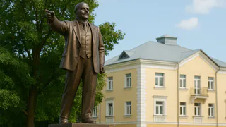 В Лисках обновили памятник Ленину на улице Титова