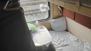 "Две России в одном поезде": проводник с 12-летним стажем рассказала, что видит каждый день