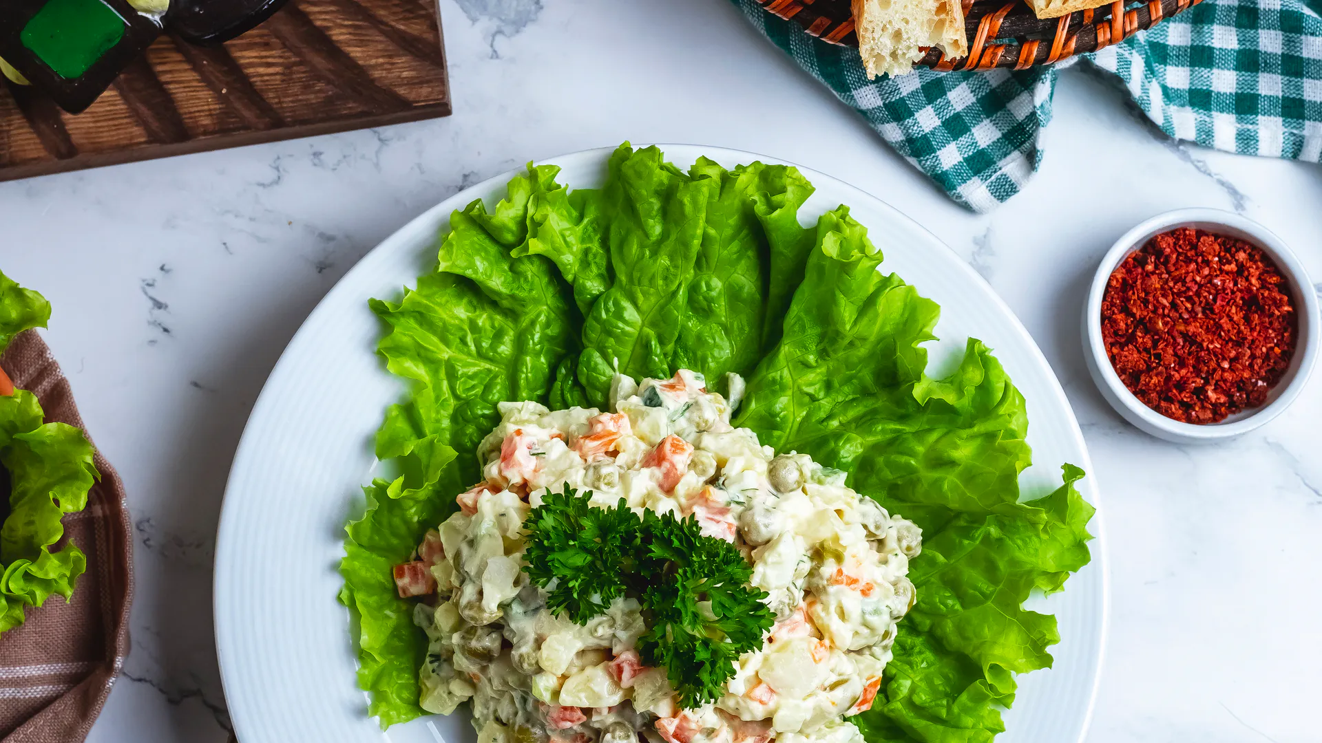 Выручалочка в жару: летний салат с курицей — готовится легко и очень вкусно