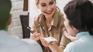 Как общаться с людьми, которые вас ни во что не ставят: 5 приёмов, которые позволяют сохранить достоинство