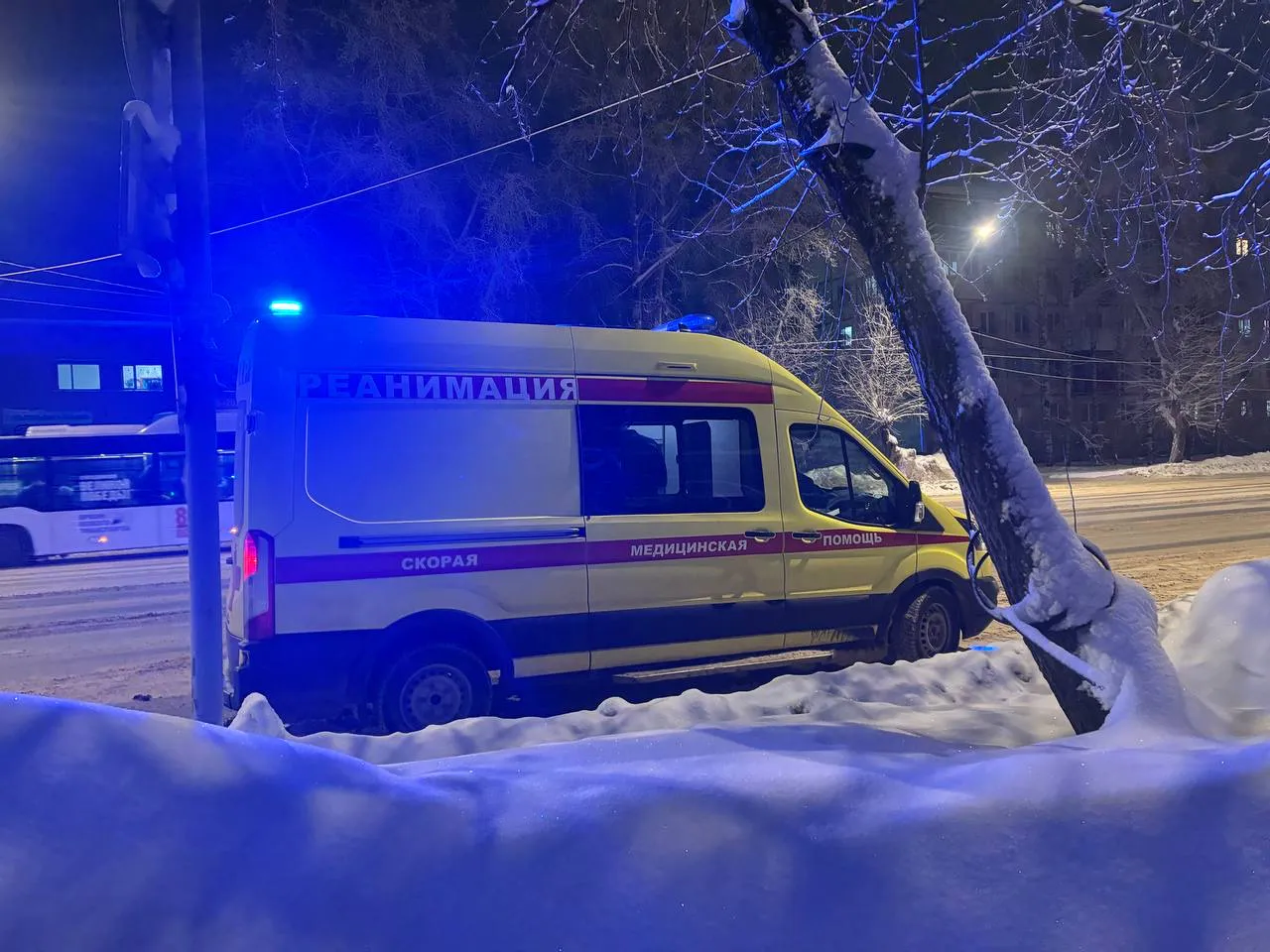 В Воронежской области ночью вспыхнул крупный пожар в расселённом доме