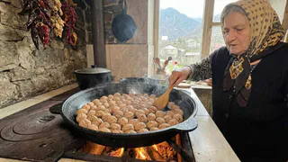 Как быстро очистить грецкие орехи: без ножа и молотка - лайфхак привезла из Абхазии